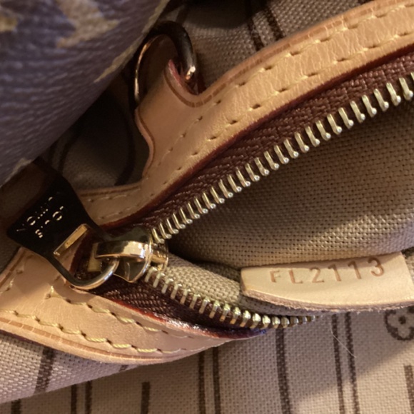 Handbag - Picture 9 of 12